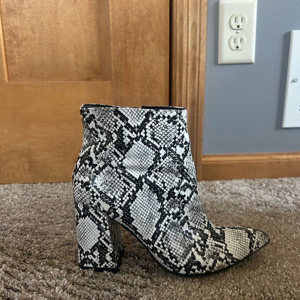 Point Toe Boot - Picture 4 of 4